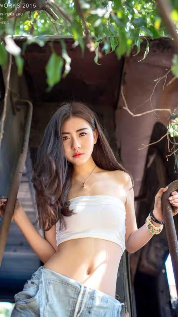 leyu.com-“高新体育中心：篮球选手拼尽全力，赛场高潮迭起”